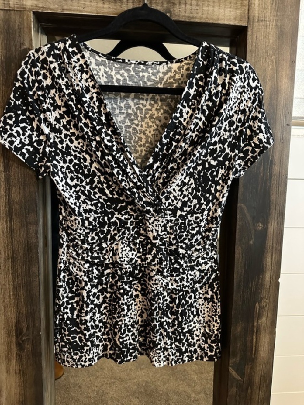 Black & White print top flattering V-Neck ruched waist stretch Top M Cottagecore